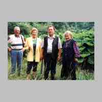 014-1009 Im Jahre 1998 - Hier stand bis 1945 die Schmiede. Im Bild von links Sepp und Kaethe Oberle, Helmuth und Erna Kuckuck.jpg